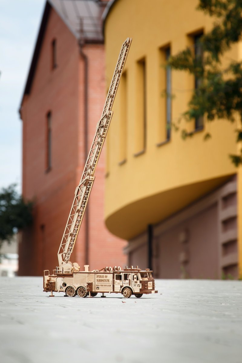 Сборная модель деревянная 3D EWA Пожарная машина с лестницей