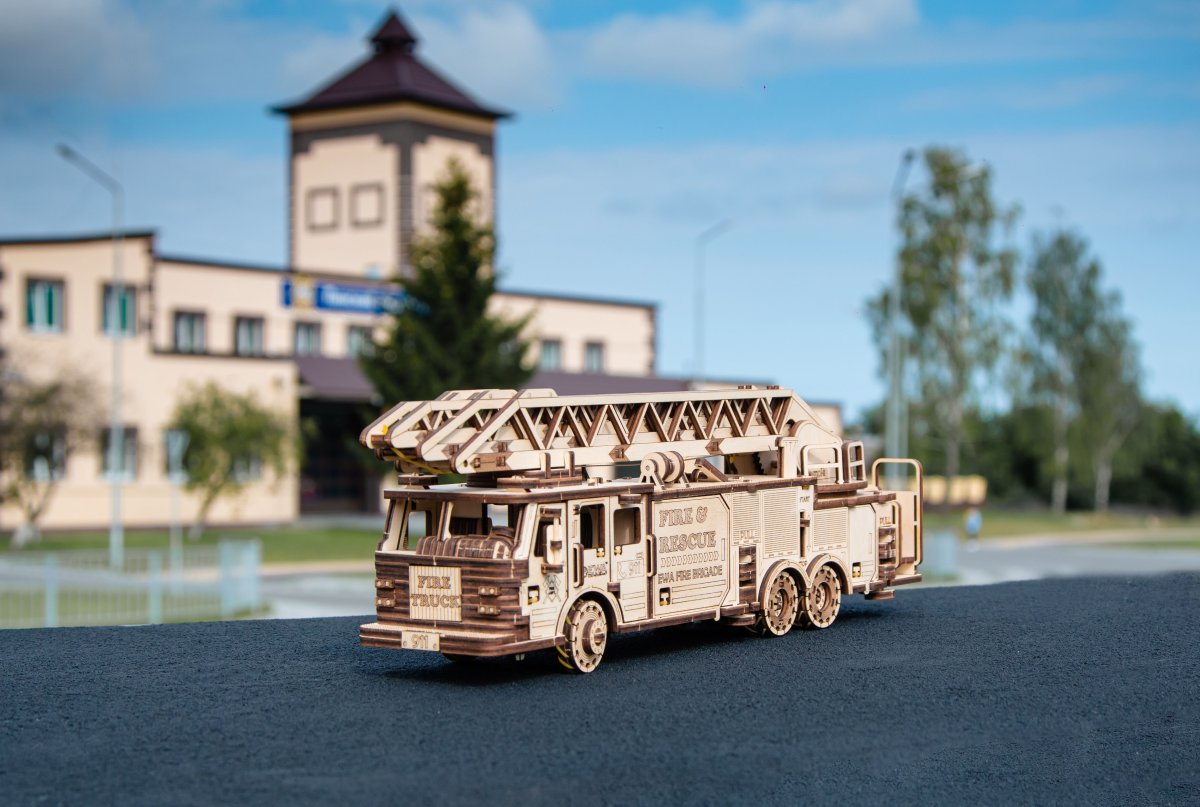 Сборная модель деревянная 3D EWA Пожарная машина с лестницей