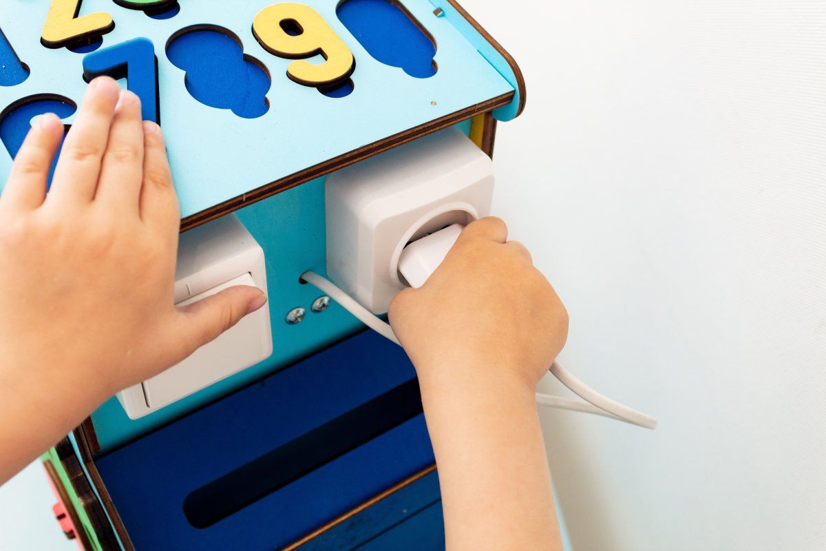 Бизиборд деревянный, бизидом развивающий EWA Трактор